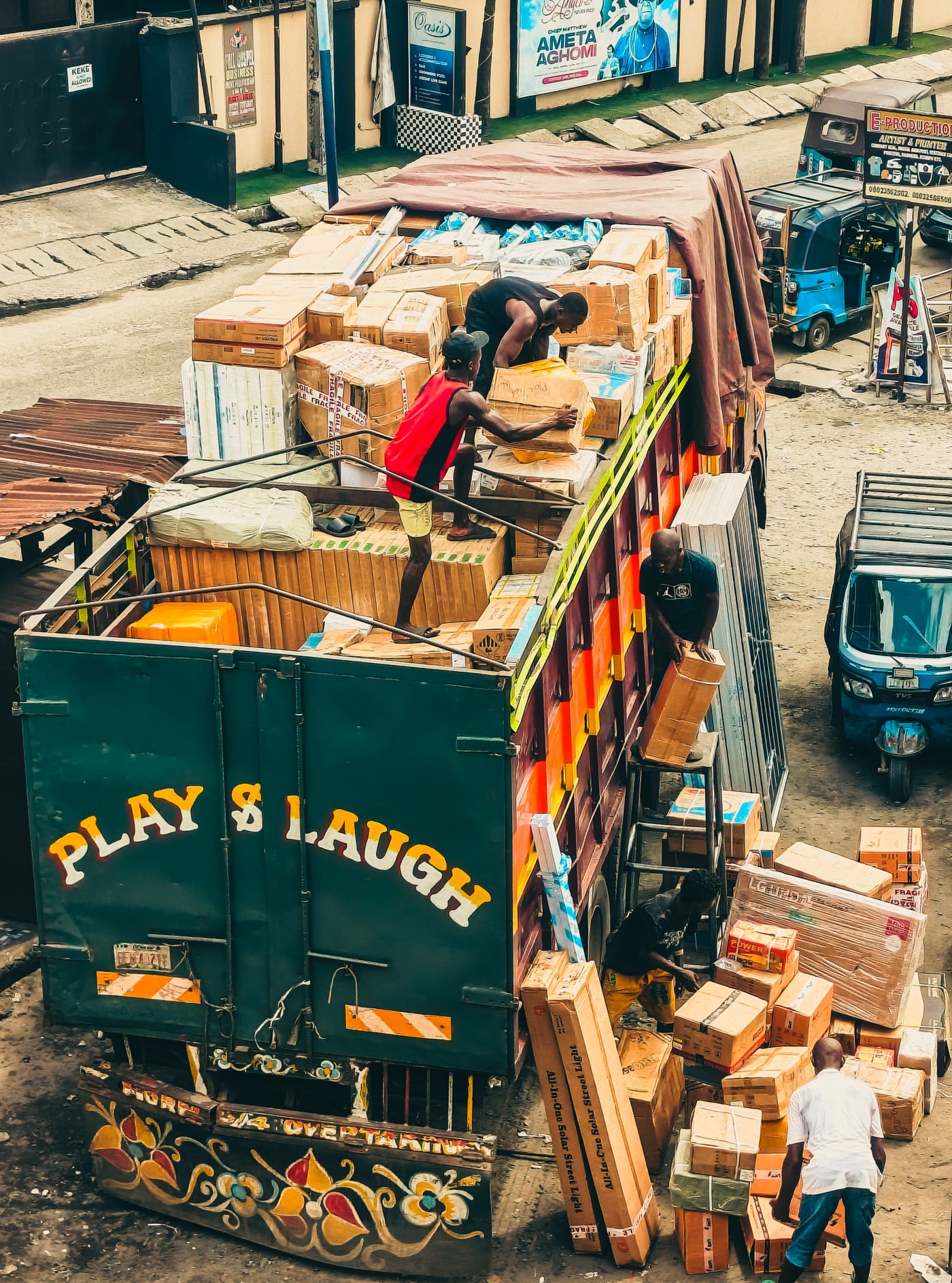 Camion de livraison chargé de colis dans une rue africaine