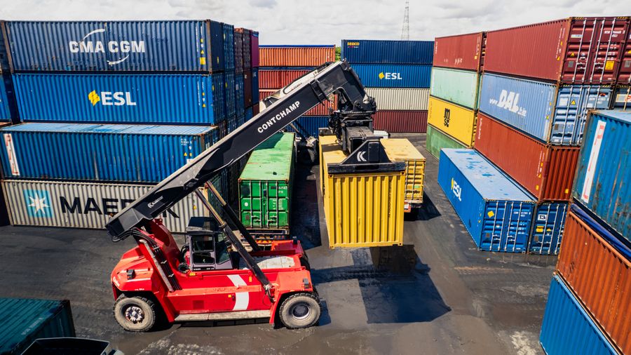 Conteneurs maritimes empilés dans un port africain